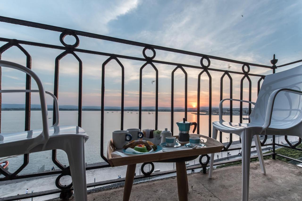 Duomo Seaside Deluxe Apartment By Ortigia Apartments Сиракуза Екстериор снимка