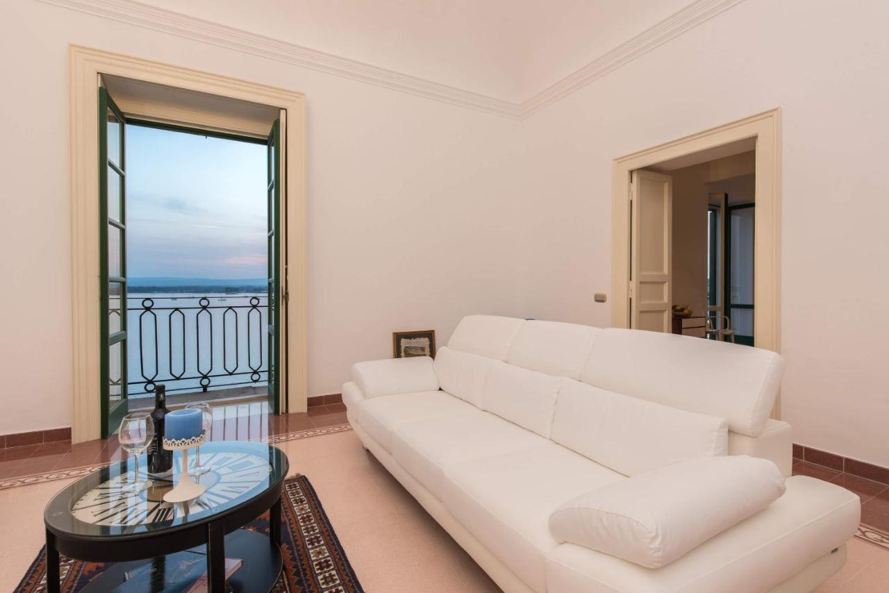 Duomo Seaside Deluxe Apartment By Ortigia Apartments Сиракуза Екстериор снимка